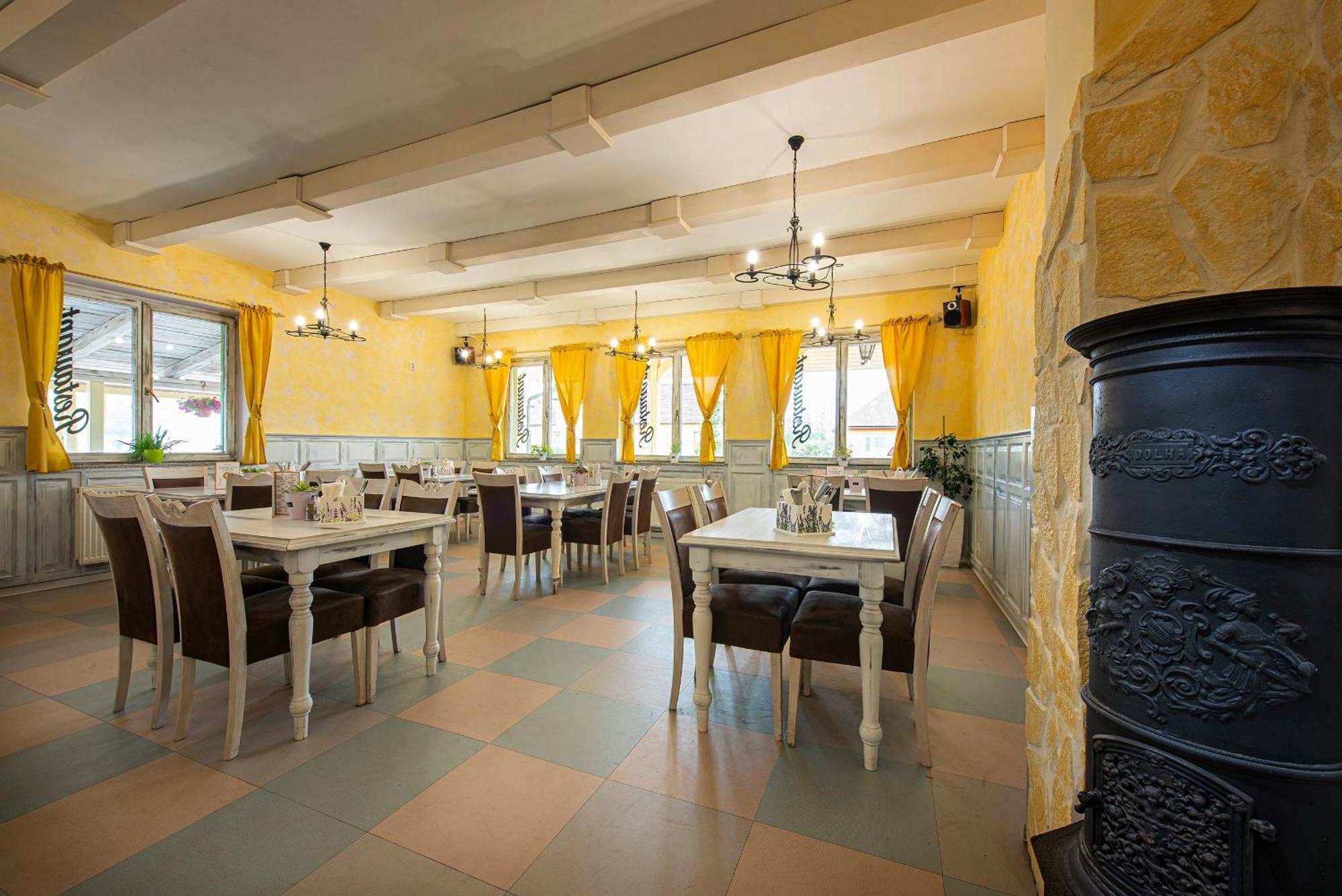 Penzion A Restauracia Lavender Motel Poprad Exterior foto
